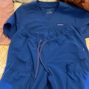 Jaanuu jogger scrub set. Top size MEDIUM. Pants size SMALL